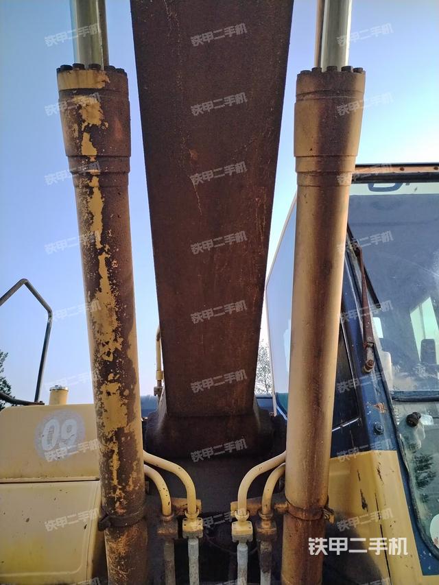 大臂油缸整体 竖拍（工作和回转装置）