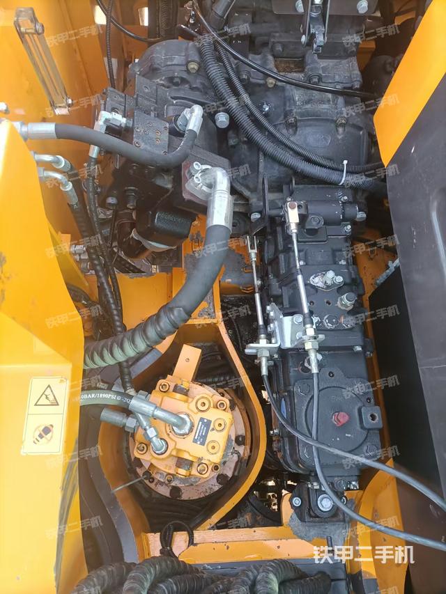 回转马达和主控阀（整机外观）