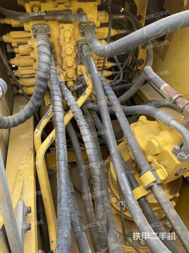 回轉(zhuǎn)馬達(dá)和主控閥(整機(jī)外觀) 回轉(zhuǎn)馬達(dá)和主控閥(整機(jī)外觀)