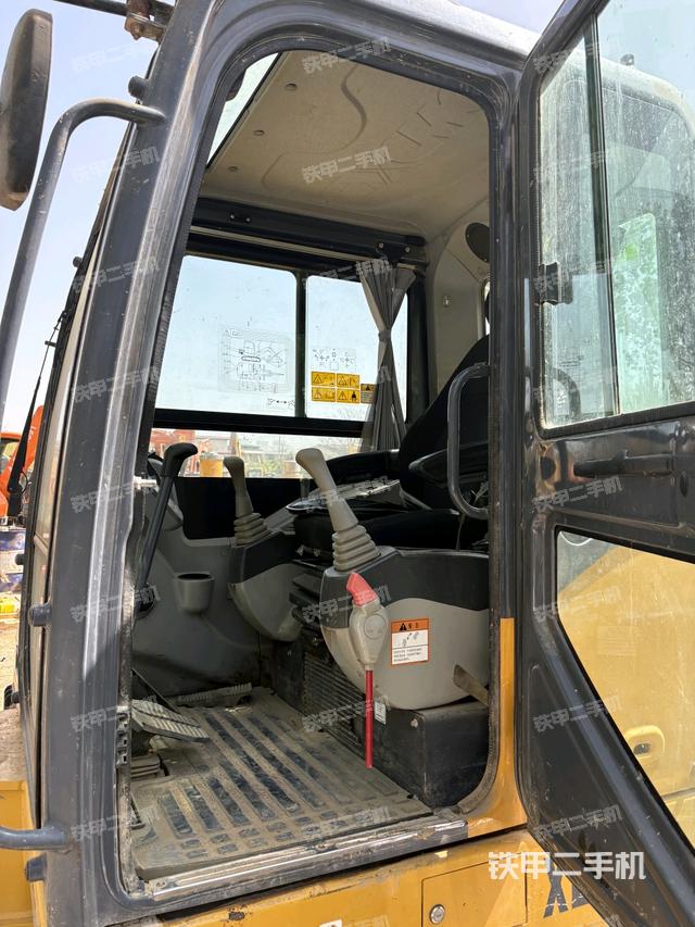 駕駛室整體（整機外觀）