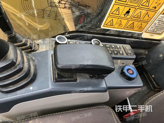 座椅右側(cè)控制臺/鑰匙門/油門/含右手柄(駕駛室部分) 座椅右側(cè)控制臺/鑰匙門/油門/含右手柄(駕駛室部分)