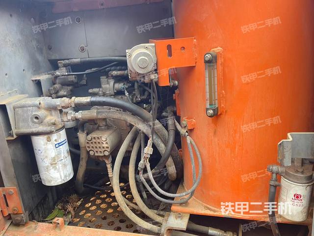液壓泵艙室正面整體(整機(jī)外觀) 液壓泵艙室正面整體(整機(jī)外觀)