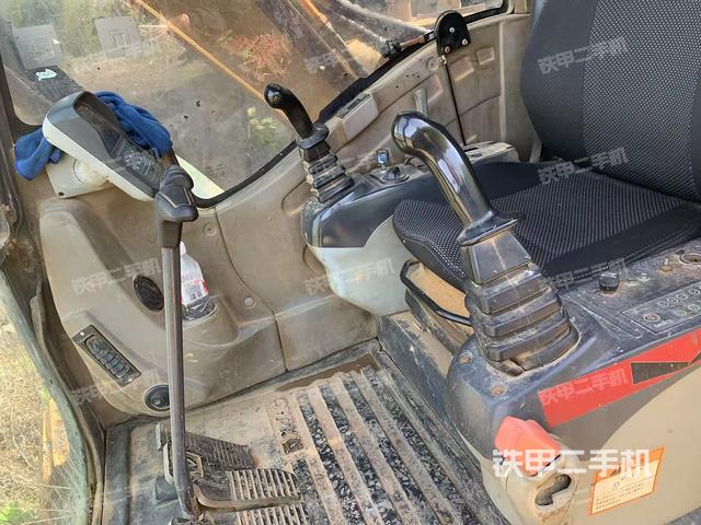 駕駛室整體(整機(jī)外觀) 駕駛室整體(整機(jī)外觀)
