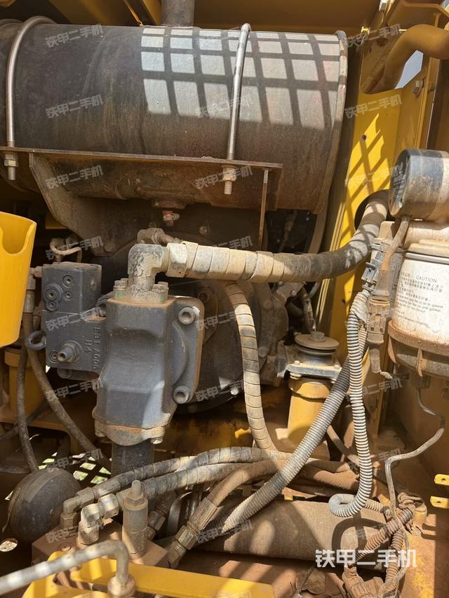 液壓泵艙室正面整體(整機(jī)外觀) 液壓泵艙室正面整體(整機(jī)外觀)