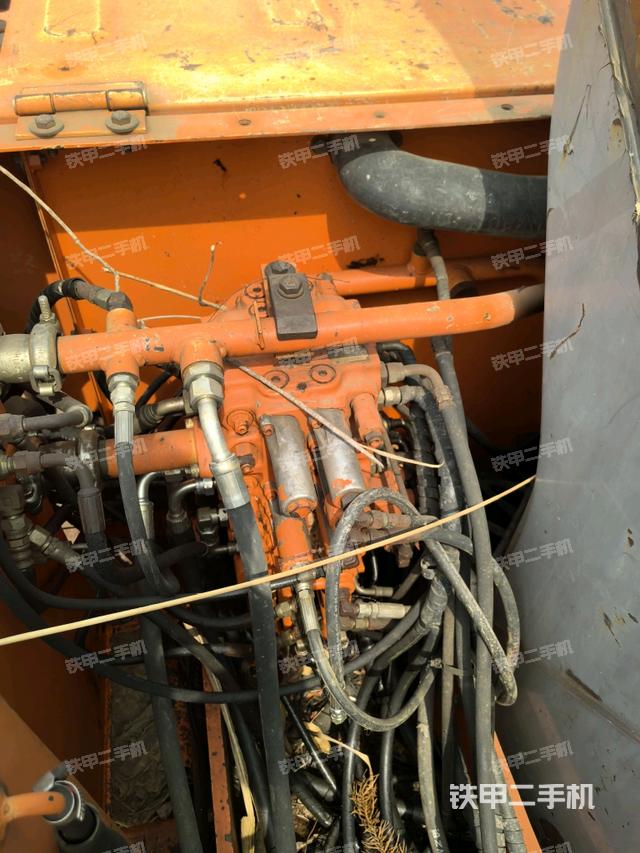 回轉(zhuǎn)馬達(dá)和主控閥(整機(jī)外觀) 回轉(zhuǎn)馬達(dá)和主控閥(整機(jī)外觀)