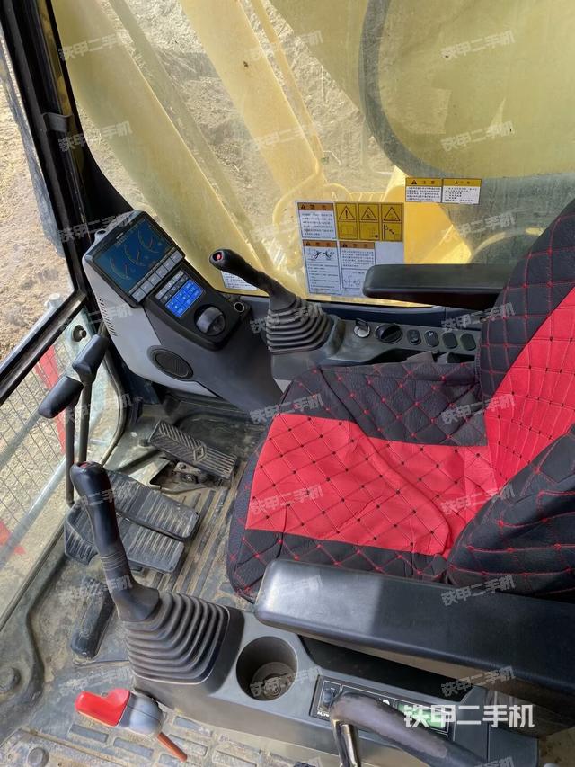 駕駛室整體(整機(jī)外觀) 駕駛室整體(整機(jī)外觀)