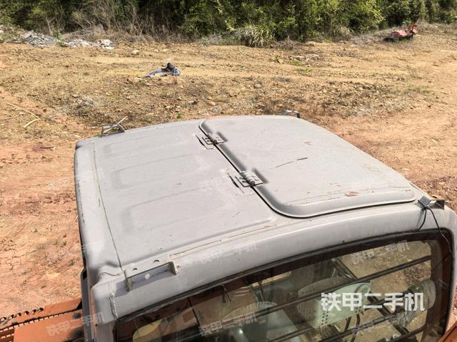 駕駛室頂部(整機(jī)外觀) 駕駛室頂部(整機(jī)外觀)