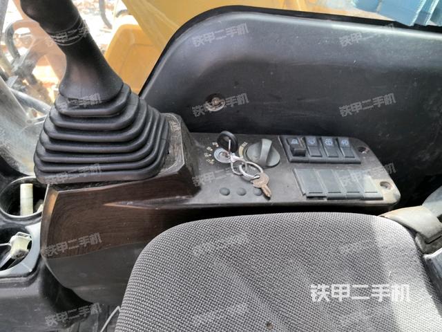 座椅右側(cè)控制臺(tái)/鑰匙門/油門/含右手柄(駕駛室部分) 座椅右側(cè)控制臺(tái)/鑰匙門/油門/含右手柄(駕駛室部分)