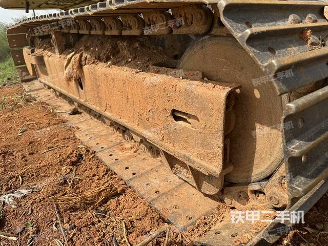 單側(cè)履帶整體(整機(jī)外觀) 單側(cè)履帶整體(整機(jī)外觀)