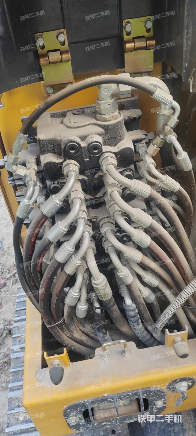 回转马达和主控阀（整机外观）