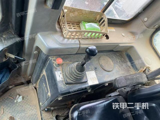 駕駛室操作臺（設(shè)備外觀及核心部件）