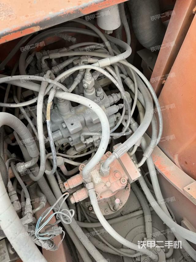 回轉(zhuǎn)馬達和主控閥(整機外觀) 回轉(zhuǎn)馬達和主控閥(整機外觀)