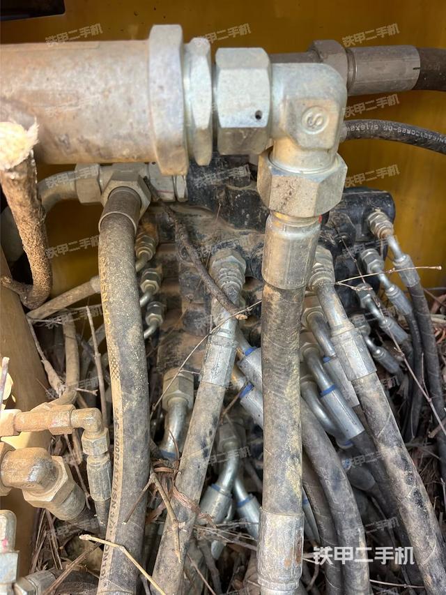 回轉(zhuǎn)馬達(dá)和主控閥（整機(jī)外觀）