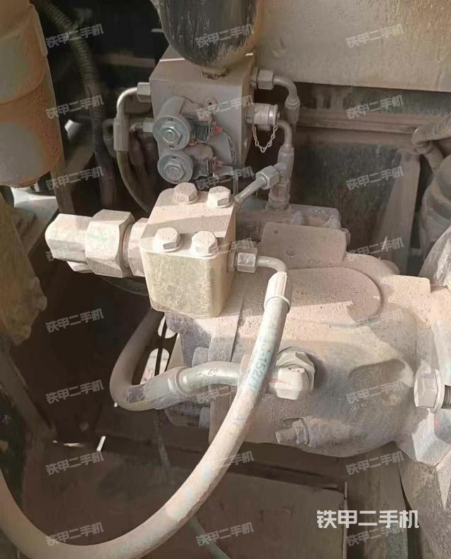 液壓泵艙室正面整體（整機外觀）