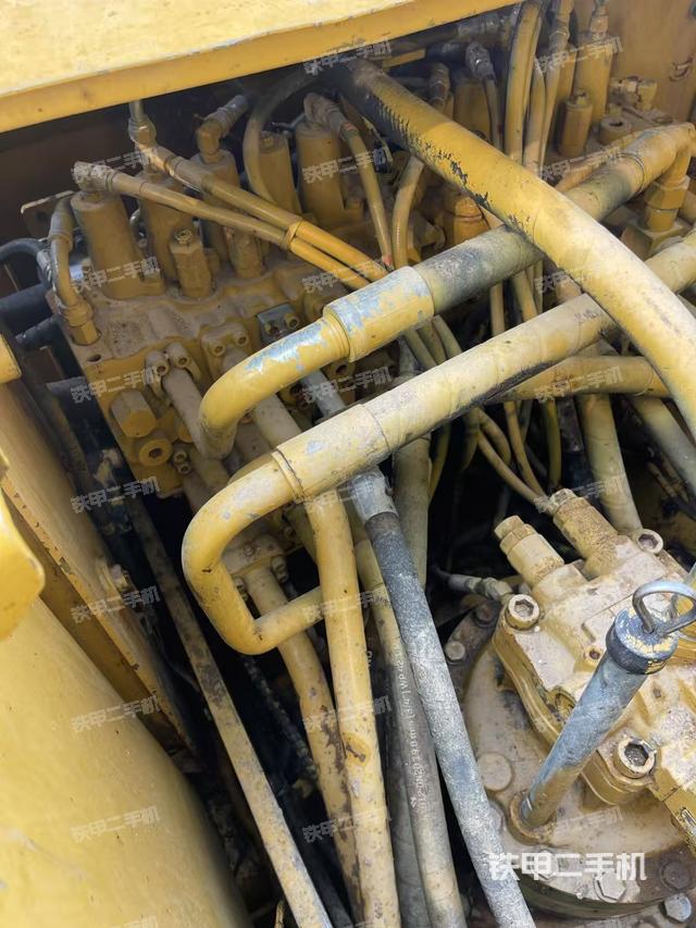 回轉(zhuǎn)馬達和主控閥(整機外觀) 回轉(zhuǎn)馬達和主控閥(整機外觀)