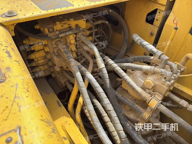 回轉(zhuǎn)馬達(dá)和主控閥(整機(jī)外觀) 回轉(zhuǎn)馬達(dá)和主控閥(整機(jī)外觀)