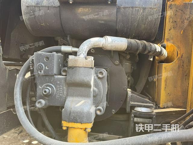 液壓泵艙室正面整體（整機外觀）