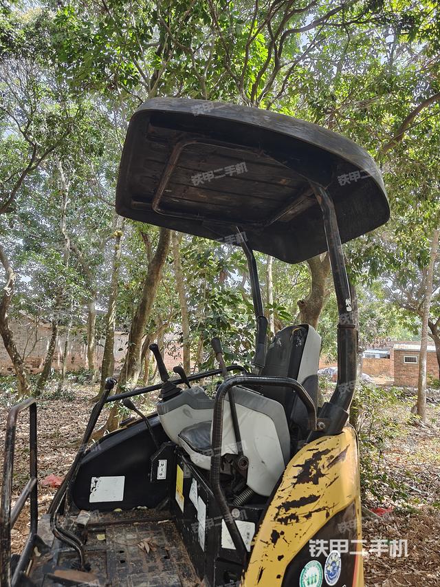 駕駛室頂部（整機外觀）