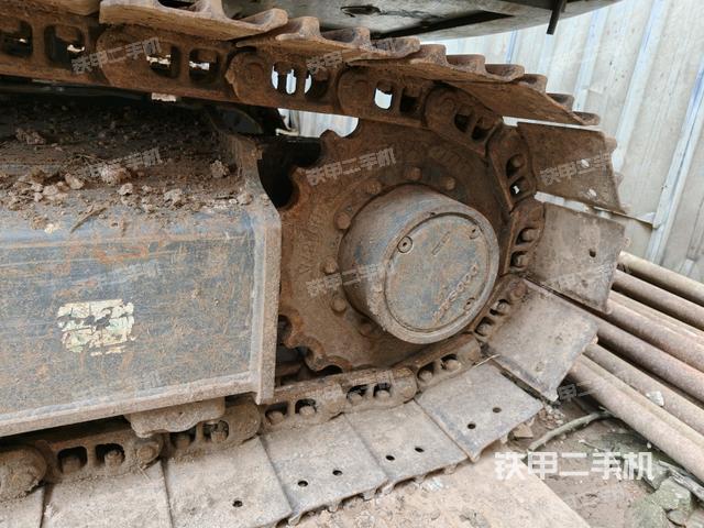 單側(cè)履帶整體(整機(jī)外觀) 單側(cè)履帶整體(整機(jī)外觀)