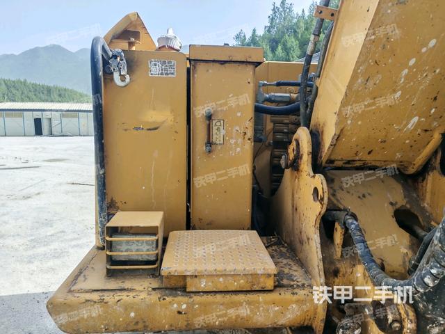 轉(zhuǎn)盤和下車架正前(工作和回轉(zhuǎn)裝置) 轉(zhuǎn)盤和下車架正前(工作和回轉(zhuǎn)裝置)