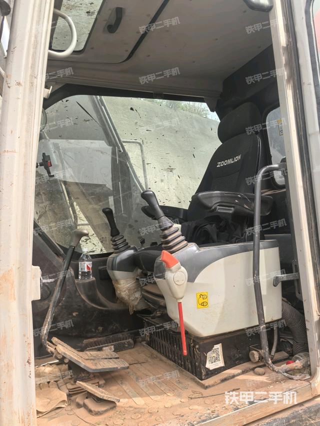 行走控制手柄和踏板?俯拍（駕駛室部分）