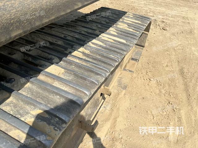 單側(cè)履帶整體(整機(jī)外觀) 單側(cè)履帶整體(整機(jī)外觀)