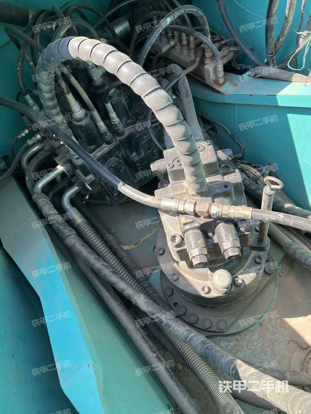 回轉(zhuǎn)馬達(dá)和主控閥(整機(jī)外觀) 回轉(zhuǎn)馬達(dá)和主控閥(整機(jī)外觀)