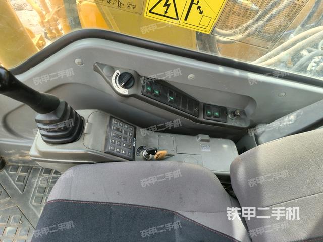 座椅右側(cè)控制臺/鑰匙門/油門/含右手柄（駕駛室部分）