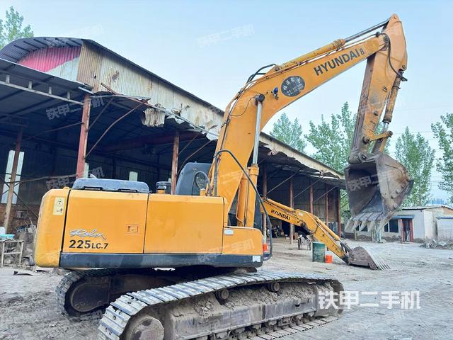 现代R225LC-7挖掘机的设备实拍-第2张实拍照片