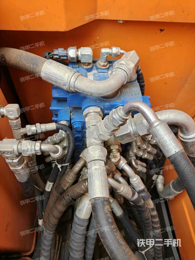 回轉(zhuǎn)馬達(dá)和主控閥(整機(jī)外觀) 回轉(zhuǎn)馬達(dá)和主控閥(整機(jī)外觀)