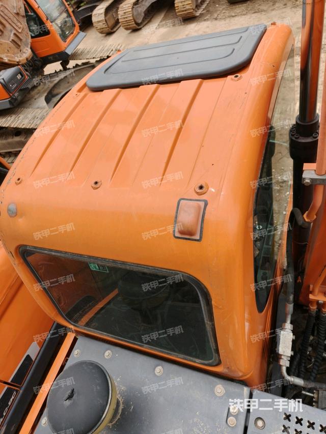 駕駛室頂部(整機(jī)外觀) 駕駛室頂部(整機(jī)外觀)