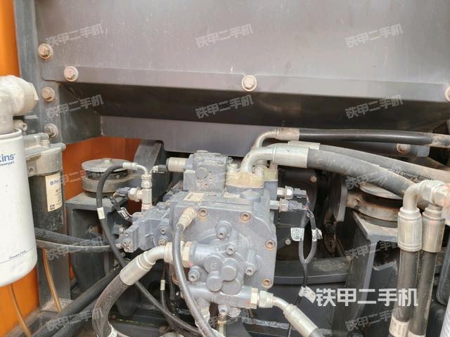 液壓泵艙室正面整體(整機(jī)外觀) 液壓泵艙室正面整體(整機(jī)外觀)