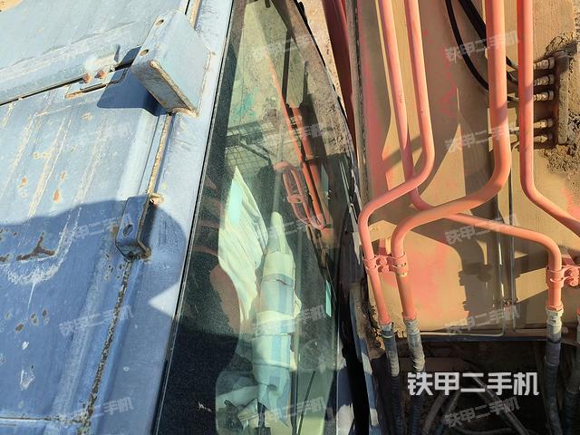駕駛室頂部(整機(jī)外觀) 駕駛室頂部(整機(jī)外觀)