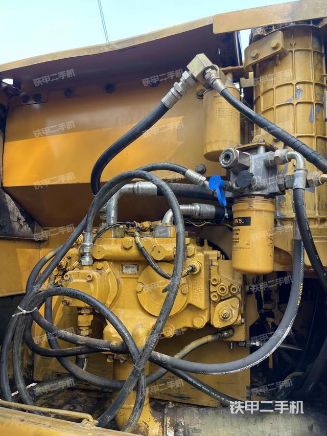 液壓泵艙室正面整體(整機外觀) 液壓泵艙室正面整體(整機外觀)