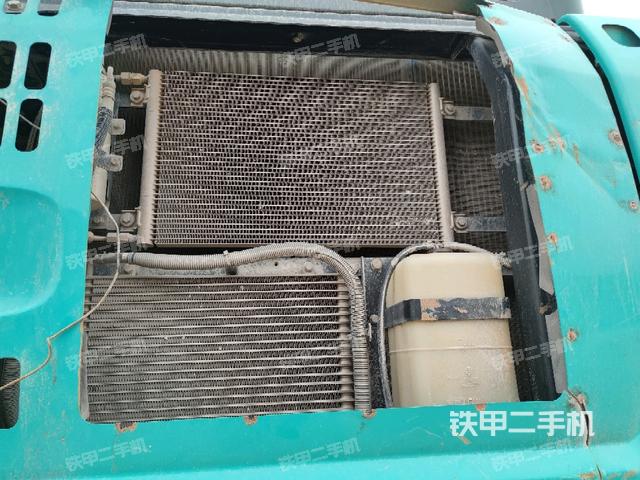 散熱器正面(大件艙室) 散熱器正面(大件艙室)