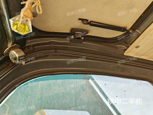 駕駛室頂部(整機(jī)外觀) 駕駛室頂部(整機(jī)外觀)