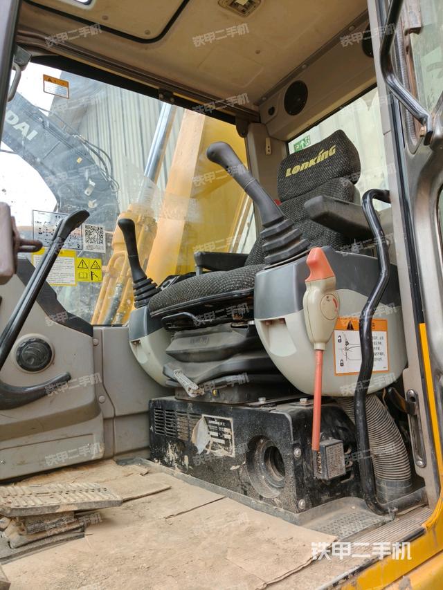 駕駛室整體(整機(jī)外觀) 駕駛室整體(整機(jī)外觀)