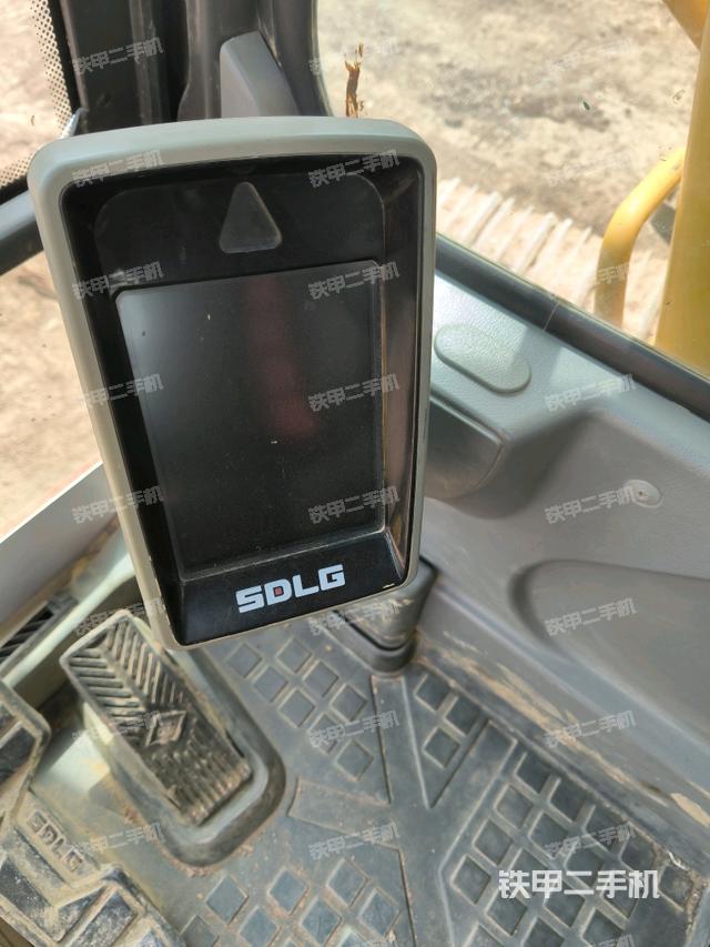 行走控制手柄和踏板?俯拍（駕駛室部分）