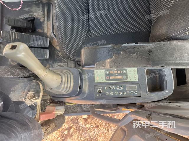 座椅右側(cè)控制臺/鑰匙門/油門/含右手柄(駕駛室部分) 座椅右側(cè)控制臺/鑰匙門/油門/含右手柄(駕駛室部分)