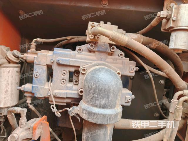 液壓泵艙室正面整體(整機外觀) 液壓泵艙室正面整體(整機外觀)