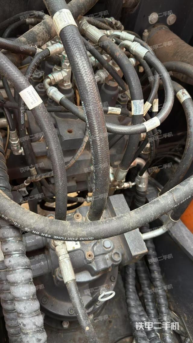 回轉(zhuǎn)馬達(dá)和主控閥(整機(jī)外觀) 回轉(zhuǎn)馬達(dá)和主控閥(整機(jī)外觀)