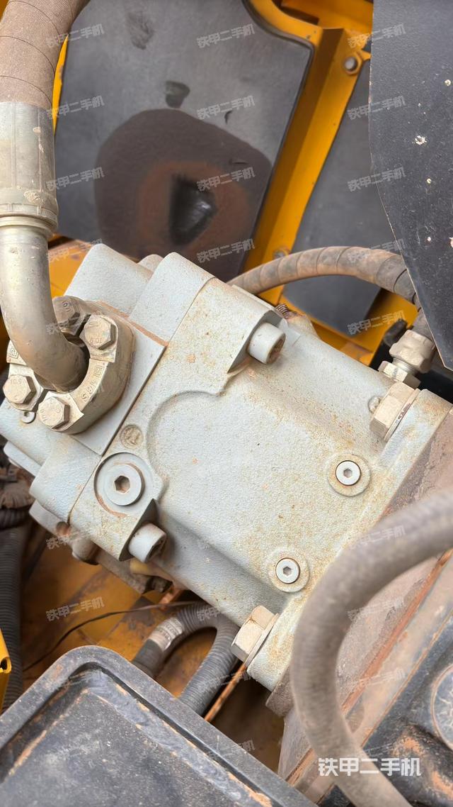 液壓泵艙室正面整體(整機(jī)外觀) 液壓泵艙室正面整體(整機(jī)外觀)