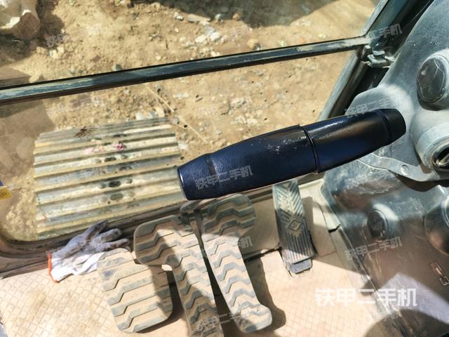 行走控制手柄和踏板?俯拍(駕駛室部分) 行走控制手柄和踏板?俯拍(駕駛室部分)