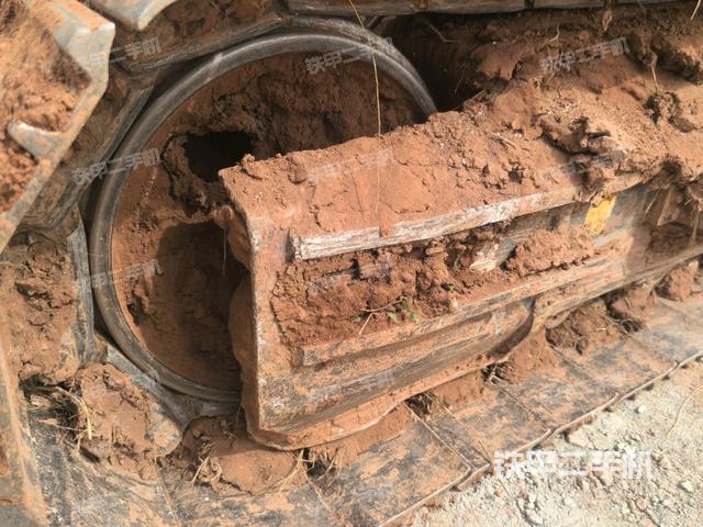 左驅(qū)動輪（行走機構(gòu)）