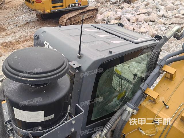 駕駛室頂部(整機(jī)外觀) 駕駛室頂部(整機(jī)外觀)