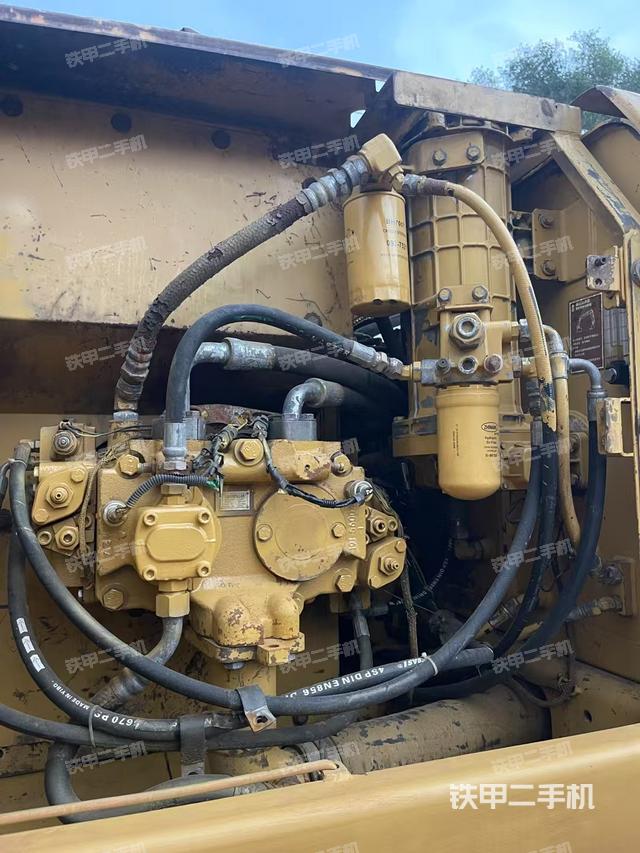 液壓泵艙室正面整體（整機外觀）