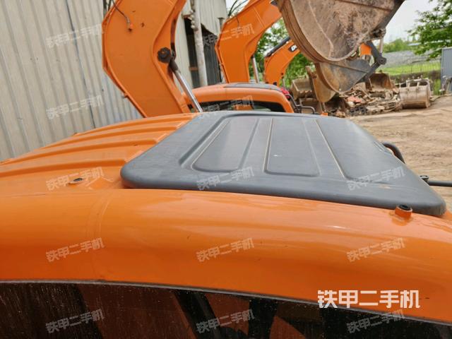 駕駛室頂部(整機(jī)外觀) 駕駛室頂部(整機(jī)外觀)