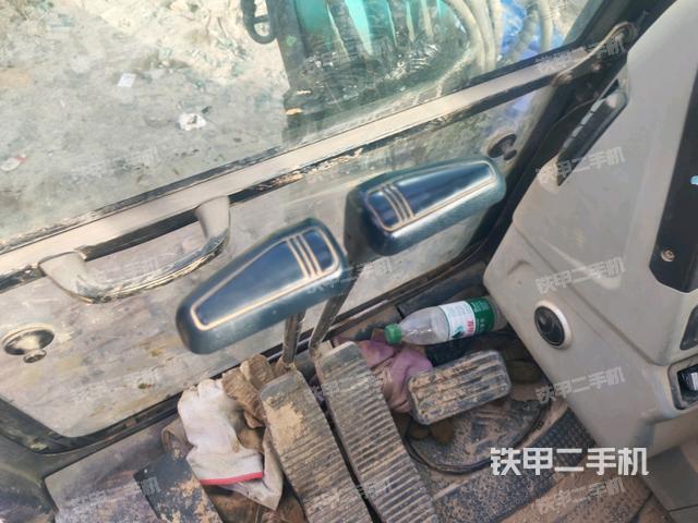 行走控制手柄和踏板?俯拍(駕駛室部分) 行走控制手柄和踏板?俯拍(駕駛室部分)
