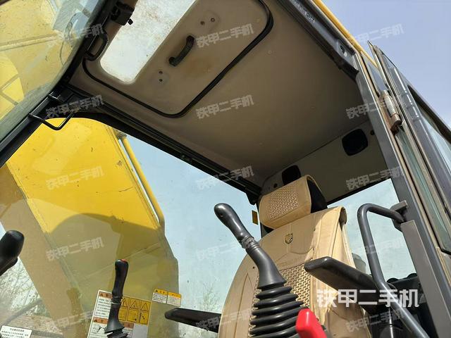 駕駛室頂部(整機(jī)外觀) 駕駛室頂部(整機(jī)外觀)