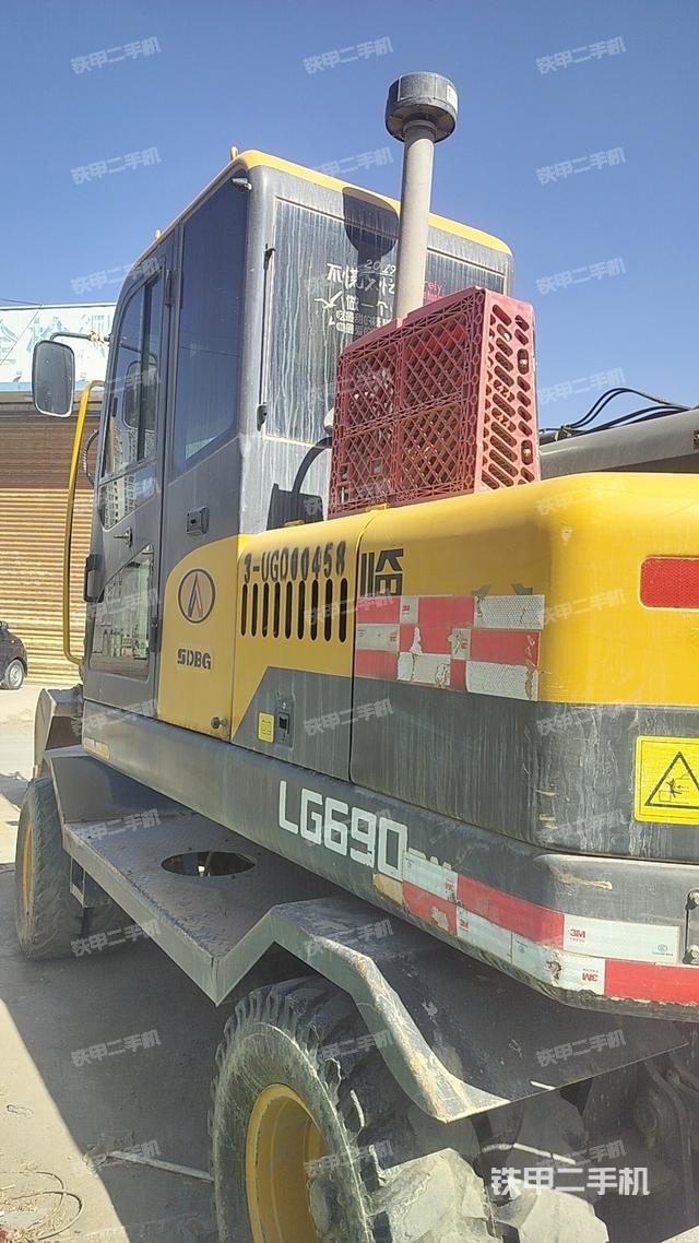 駕駛室整體(整機(jī)外觀) 駕駛室整體(整機(jī)外觀)